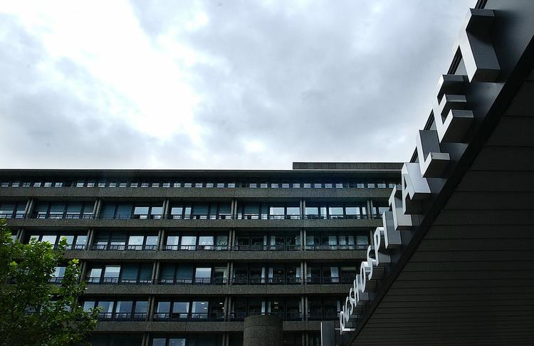 Dna. Tre læger, der arbejder eller har arbejdet på Rigshospitalet, er tiltalt i sag om bedrageri. 