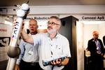 robotglæde. Udviklingsingeniør Tonny Alfredsen fra elektronikfirmaet Brüel &amp; Kjær kunne godt se fidusen i små industrirobotter, der nemt kan stilles om til at fremstille mange små serier af produkter. 