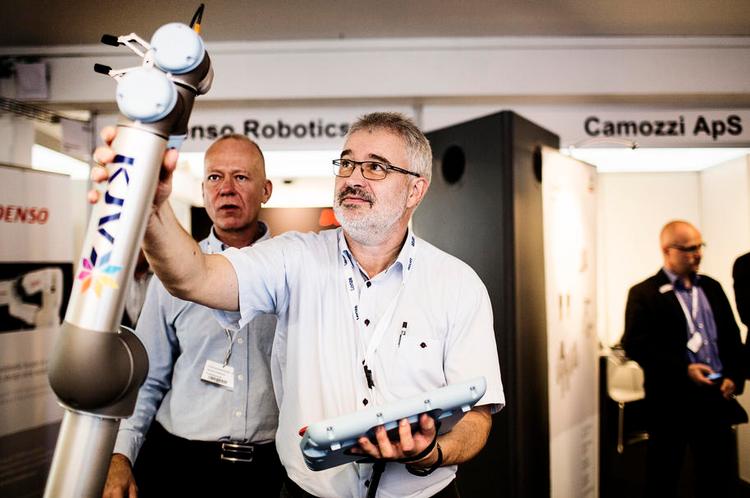 robotglæde. Udviklingsingeniør Tonny Alfredsen fra elektronikfirmaet Brüel &amp; Kjær kunne godt se fidusen i små industrirobotter, der nemt kan stilles om til at fremstille mange små serier af produkter. 