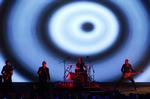 Overraskelse. Tirsdag optrådte U2 som finalen i Apples store produktlanceringsshow i Cupertino, Californien. Bandets nye album kan hentes gratis via iTunes. 