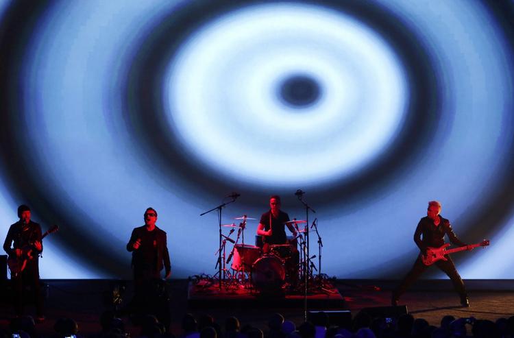 Overraskelse. Tirsdag optrådte U2 som finalen i Apples store produktlanceringsshow i Cupertino, Californien. Bandets nye album kan hentes gratis via iTunes. 