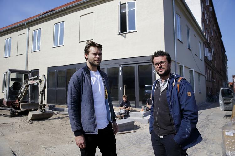 Internationalt. Amerikanske Kris Schram (t.v.) , der kom til Danmark på grund af en sød pige, skal som køkkenchef på den kommende restaurant Bæst udleve siciliansk-norske Christian F. Puglisis drøm om en københavnsk-italiensk restaurant. 