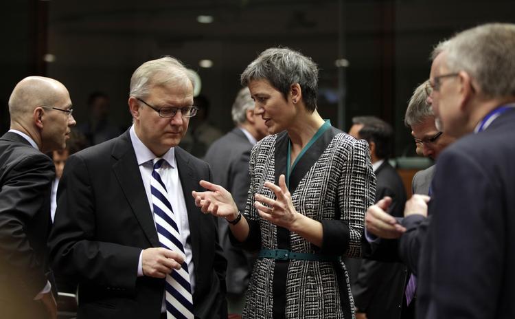 Toppolitik. Margrethe Vestager kender til hårde forhandlinger ii Bruxelles - blandt andet fra det halve år, hvor Danmark havde formandskabet i EU. Her er det økonomikommissær Olli Rehn, som hun har fået i tale. 