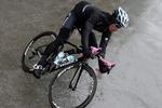 ude. Rigoberto Uran kom først i mål over et kvarter efter Alberto Contador på mandagens etape. Nu opgiver bjergrytteren. 