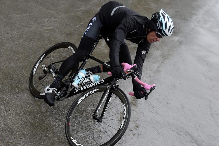 ude. Rigoberto Uran kom først i mål over et kvarter efter Alberto Contador på mandagens etape. Nu opgiver bjergrytteren. 