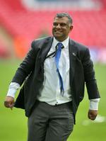 underskud. Queens Park Rangers-formand Tony Fernandes jubler i maj over oprykningen til Premier League. Det har givet muligheden for at tjene lidt penge sammen til en stor bøde, der venter klubben. 
