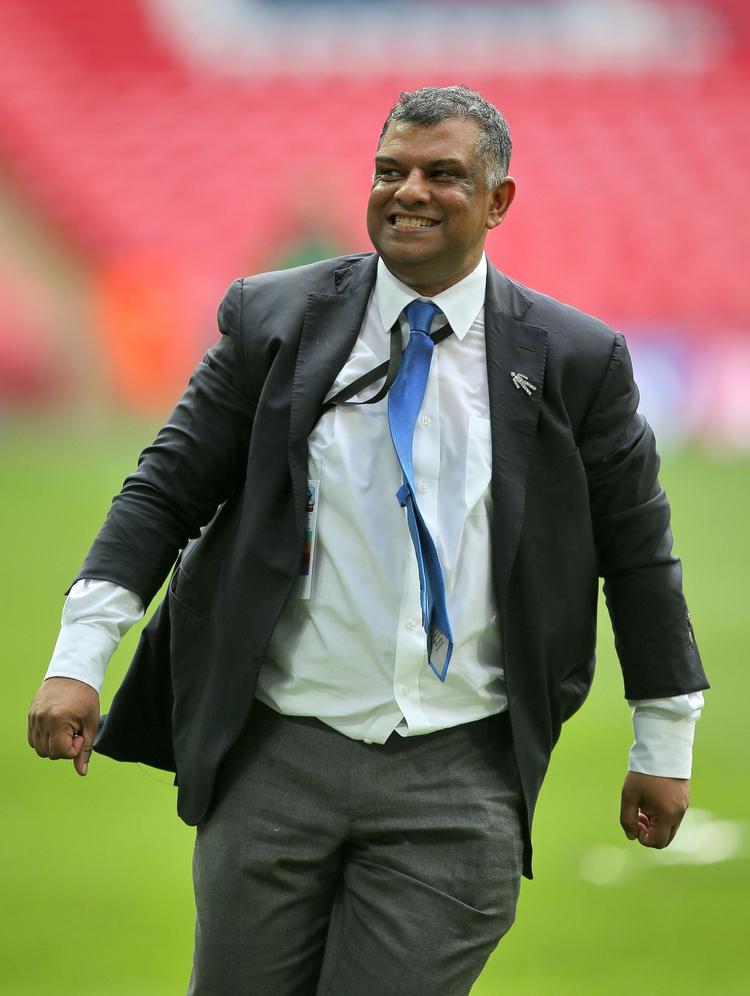 underskud. Queens Park Rangers-formand Tony Fernandes jubler i maj over oprykningen til Premier League. Det har givet muligheden for at tjene lidt penge sammen til en stor bøde, der venter klubben. 