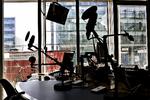 Sort. De seneste store fyringsrunder i DR, i 2007 og 2010, har resulteret i, at medarbejderne nedlagde arbejdet. Det skete også tidligere i år, da DR Sporten måtte igennem en fyringsrunde. Så måske bliver det også konsekvensen på onsdag, når sparekniven rammer. 