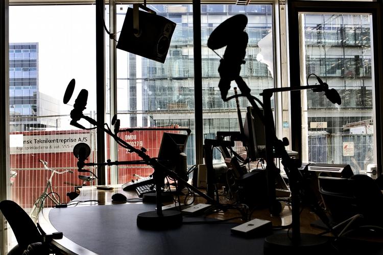 Sort. De seneste store fyringsrunder i DR, i 2007 og 2010, har resulteret i, at medarbejderne nedlagde arbejdet. Det skete også tidligere i år, da DR Sporten måtte igennem en fyringsrunde. Så måske bliver det også konsekvensen på onsdag, når sparekniven rammer. 