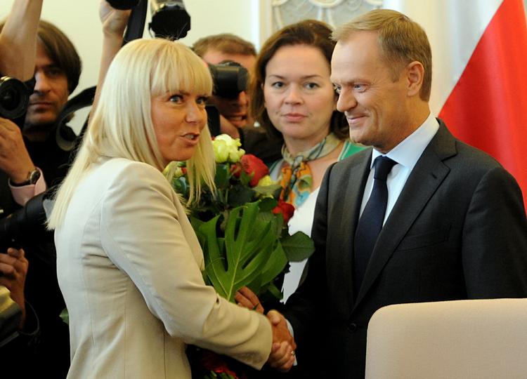 Udnævnt. Den polske minsterpræsident Donald Tusk bliver ved sin udnævnelse som ny EU-præsident lykønket af  transportminister  Elzbieta Bienkowska. Nu er hun udnævn til kommissær for indre marked, industri og udvikling. 
