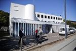ULOVLIGT. Portugisiske arbejdere venter på at blive flyttet udenfor industribygningen, der ikke er egnet eller godkendt som bebyggelse. 