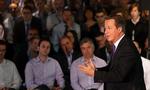 VALG. Den britiske premierminister David Cameron er taget til Skotland. »Jeg bekymrer mig langt mere om mit land end om mit parti«, siger han på et vælgermøde i Edinburgh. 