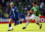 prøvetræning. Eidur Gudjohnsen (tv) i kamp for det islandske landshold mod Nordirland i 2006. 