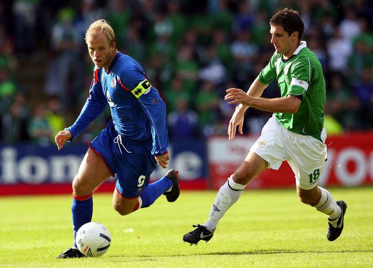 prøvetræning. Eidur Gudjohnsen (tv) i kamp for det islandske landshold mod Nordirland i 2006. 