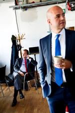 Ventetid. Stefan Löfvén i baggrunden, mens han venter på at deltage i en valgdebat på svensk tv. 