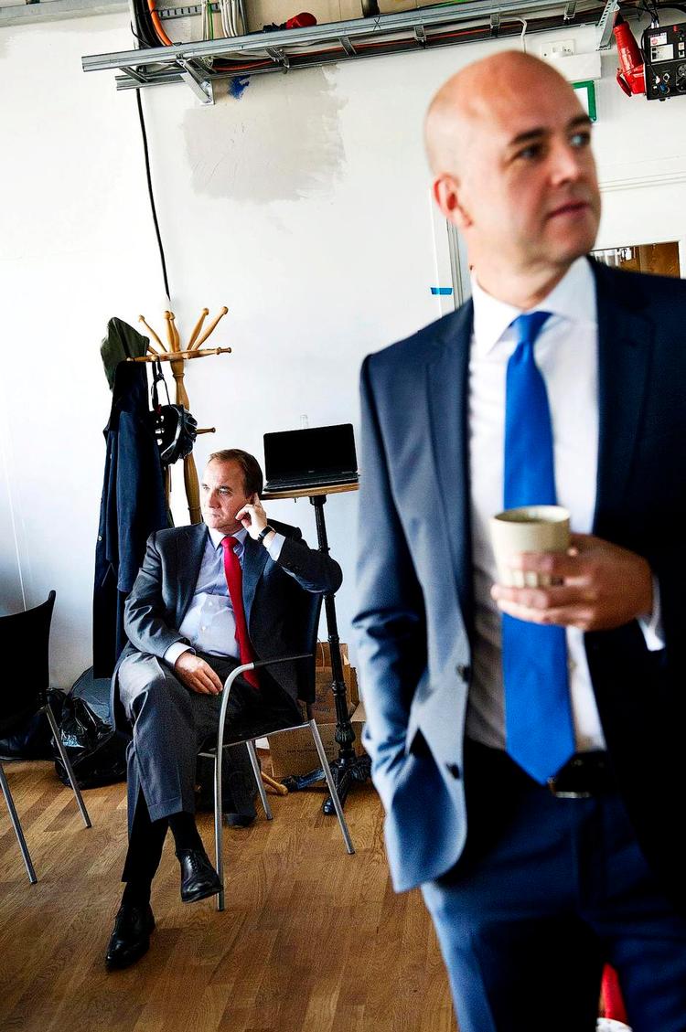 Ventetid. Stefan Löfvén i baggrunden, mens han venter på at deltage i en valgdebat på svensk tv. 