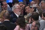 Udskældt. Miguel Arias Canete har ifølge kritikerne et gammeldags syn på kvinder, men han er dog moderne nok til at tage 'selfies' med sine tilhængere - her ved det konservative partis sidste valgmøde inden årets valg til Europaparlamentet. 
