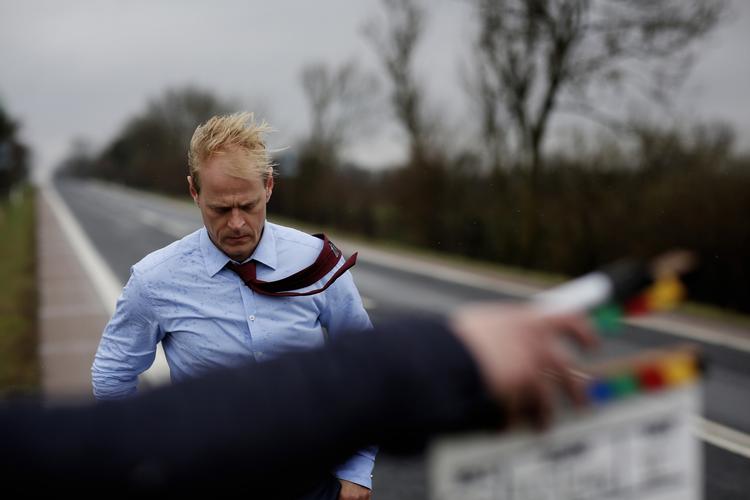 Uforståelig. DR fik en del klager over skuespillernes utydelige tale i dramaserien 'Arvingerne'. DR søsætter derfor et 2-årigt lydprojekt med fokus på bedre forståelighed. 