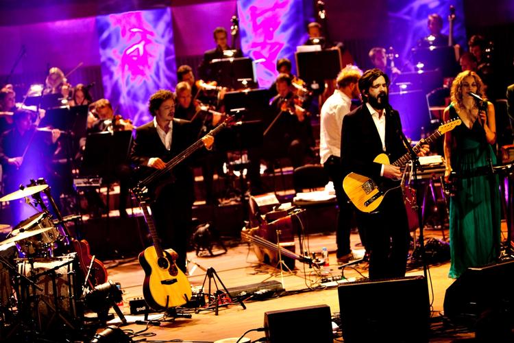 Farvel. Her ses orkestret i aktion med den norske sanger THomas Dybdahl. 