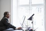 færdig. Tidligere skatteminister Holger K. Nielsen (SF) bad sidste år et udvag med tidligere direktør i Nykredit Peter Enberg jensen i spidsen om at udarbejde et forslag til et nyt ejendomsvurderingssystem. Dét forslag præsenterer han i dag. 