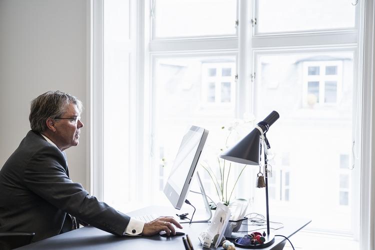 færdig. Tidligere skatteminister Holger K. Nielsen (SF) bad sidste år et udvag med tidligere direktør i Nykredit Peter Enberg jensen i spidsen om at udarbejde et forslag til et nyt ejendomsvurderingssystem. Dét forslag præsenterer han i dag. 