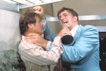 DØD. Richard Kiel (højre) blev kendt i rollen som skurken Jaws. Her ses han i et af sine utallige forsøg på at dræbe James Bond spillede af Roger Moore. 