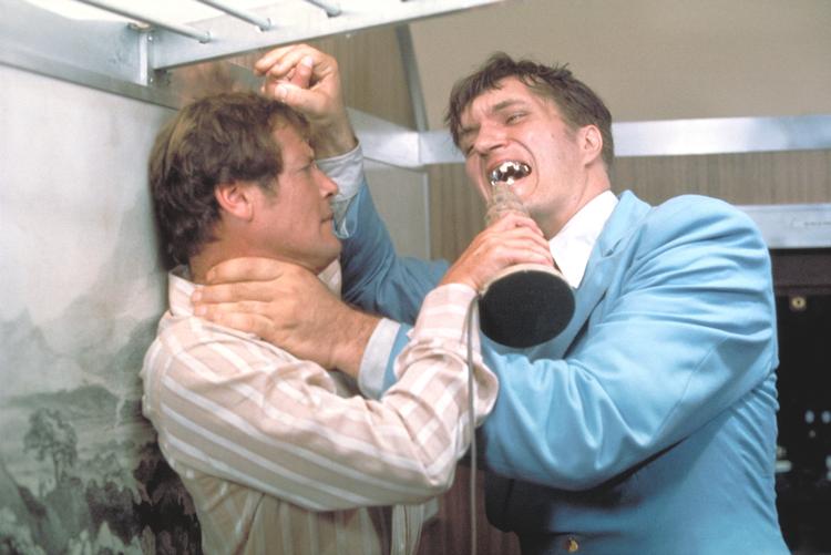 DØD. Richard Kiel (højre) blev kendt i rollen som skurken Jaws. Her ses han i et af sine utallige forsøg på at dræbe James Bond spillede af Roger Moore. 