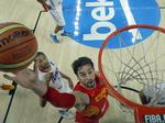 ude. Spaniens stjernespiller, Pau Gasol, der her forsøger et dunk, var en skuffelse  under kvartfinalen mod Frankrig. 