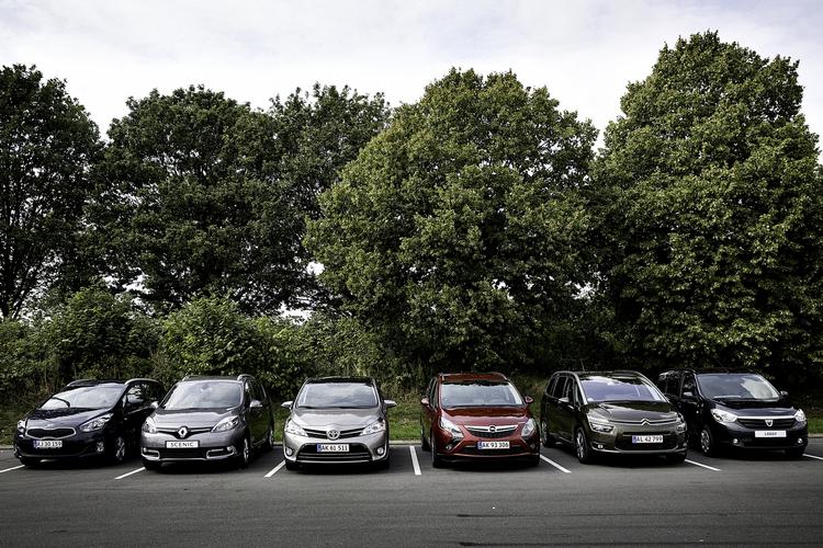 De seks biler: Citroën Grand C4 Picasso, Dacia Lodgy, Kia Carens, Opel Zafira, Renault Grand Scénic og Toyota Verso er blandt de mest solgte kompakte mpv’er i Danmark. 