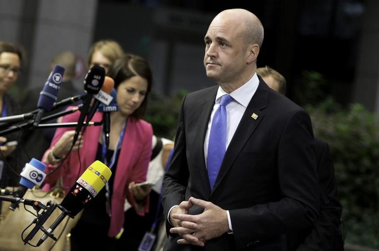 valgkamp. Sveriges statsminister Fredrik Reinfeldt skal om få dage til eksamen hos svenskerne, når der er Riksdagsvalg. I dag får han kedelige tal med i valgkampstasken. 