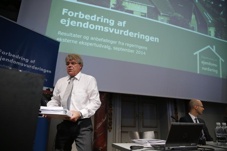 afrapportering. Peter Engberg Jensen fremlægger sit udvalgs forslag til et forbedret ejendosmvurderingssystem. 