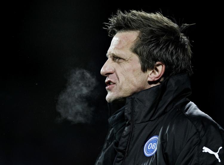 planlægning. OB-træner Troels Bech er godt forberedt før mødet med topholdet FC Midtjylland. 