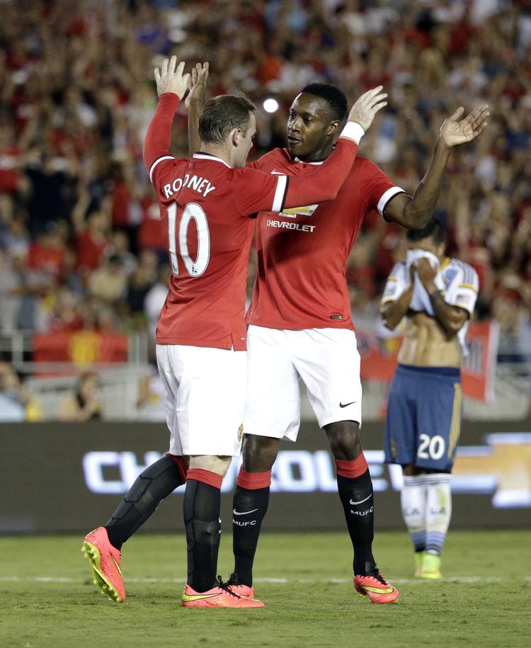 solgt. Danny Welbeck (th) har spillet i Manchester United, siden han var otte år gammel. Flere af klubbens fans er kede af, at klubben har solgt et talent fra eget akademi. 
