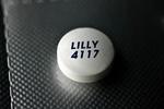 Pillen. Psykiater Henrik Day Poulsen bijobber for medicinalvirksomheden Eli Lilly, der markedsfører Zyprexa i Danmark. Samtidig fortæller han, at det er sikkert at give svært syge psykiatriske patienter en dosis Zyprexa, der er tre gange højere end den normale. (arkivfoto) 