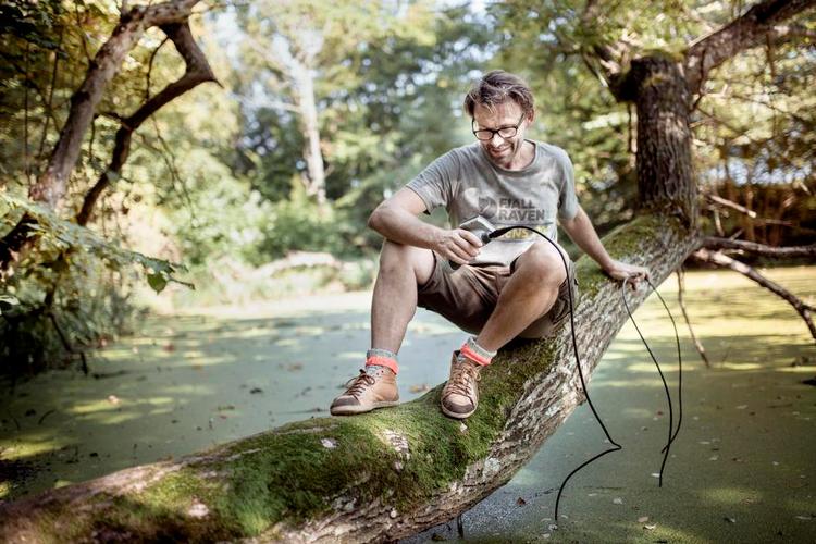 søslange. Kameraet Snake Scope har fået en forlængerledning på, så Ole Laursen, formidlingschef i Danmarks Naturfredningsforening, kan komme helt til bunds og tage billeder og optage film i den lille sø. 