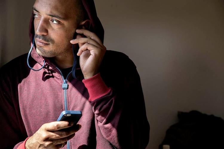 yndlingstrøje. Med et stik til mobilen og høretelefoner i snøren er hættetrøjen en ideel påklædning, når Wafande er på tour. Foto: Peter Klint 