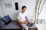 gadget. FCKs anfører Thomas Delaney med sin Mac, fotograferet i sin lejlighed på Frederiksberg. 