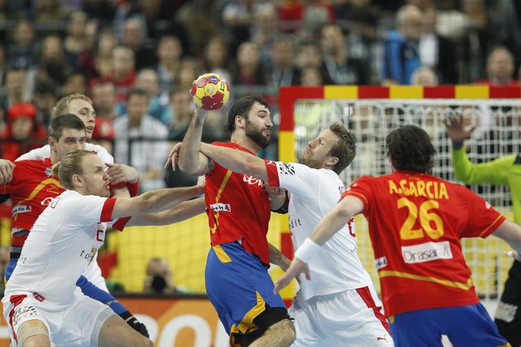 Comeback. Kasper Nielsen (i midten) – her i aktion i den rædselsfulde VM-finale-nedtur mod Spanien i 2013 – er tilbage på landsholdet efter et lille års pause. 