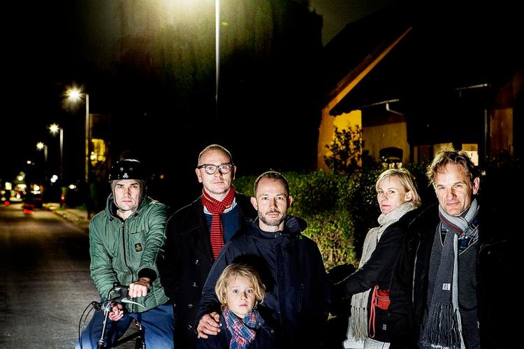 husejere. Jens Gotthelf har spændt hjelmen efter at have været i kamp mod Skat sammen med naboerne Troels Nipper Nielsen, Mads Elleberg Petersen og sønnen Otto, Meike Bahnsen og Kenneth Greve Jensen. 