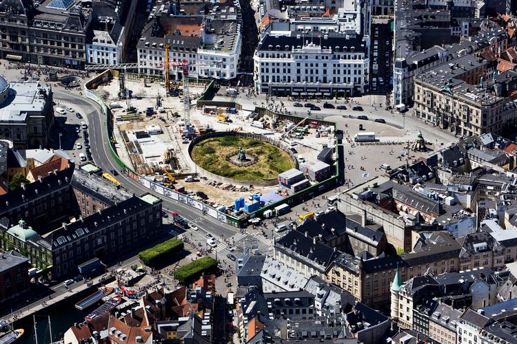 Budget. Københavns budgetter for det kommende år indeholder penge til nybyggede skoler og boliger, til renoveringer og cykelstier. Byen er i konstant forandring, som her, hvor Kongens Nytorv er gravet op i forbindelse med metrobyggeriet. 