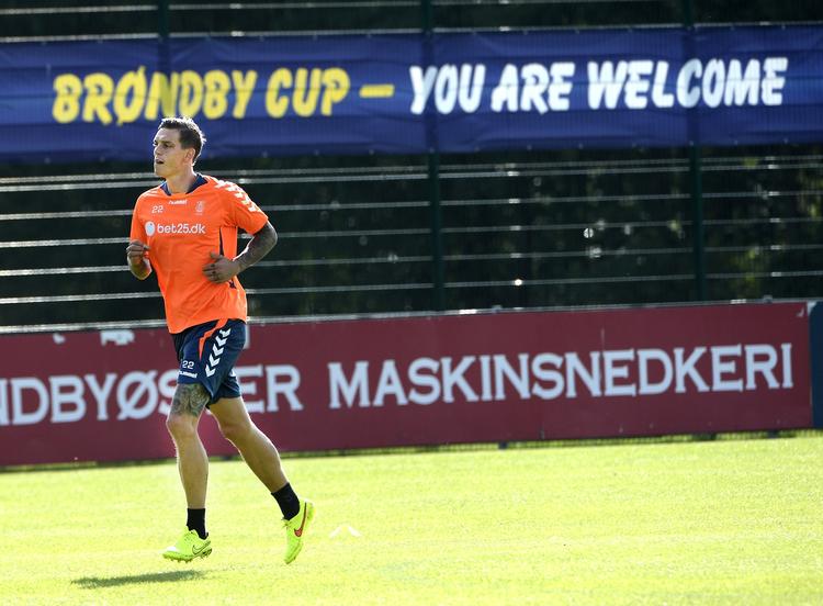 medejer. Daniel Agger til første træning i Brøndby. Danskeren er stadig tvivlsom til den første kamp søndag. 