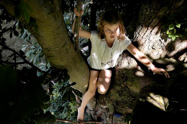 Aktiv. Lærke Elsborg er en aktiv pige, og kan både klatre i træer og hoppe i trampolin, selvom hun har diabetes 1, og altid går rundt med en insulpumpe spændt fast på maven. 