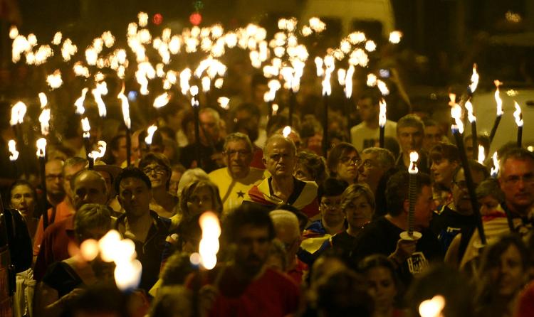 PROTEST. Allerede tidligt i morges tændte catalanere fakler for frihed i Barcelona. 