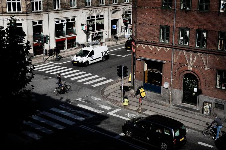 Forurening. Lyssignalerne i krydsene Gasværksvej-Istedgade og Skelbækgade-Sønder Boulevard i København skal arbejde sammen for at minimere køer og luftforurening ved Gasværksvejens skole. 