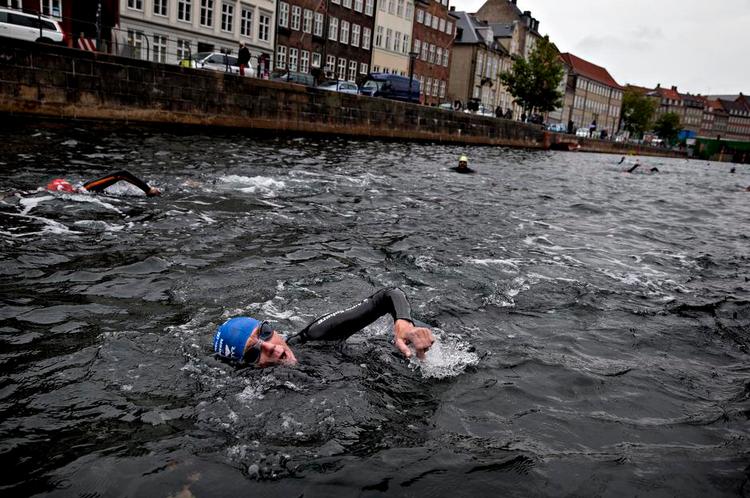 svøm. Til Christiansborg Rundt svømmer deltagerne 2.000 m. 