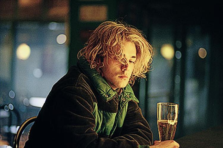 Tango. Da unge Tom fra Montreal tropper op langt ude på landet til begravelsen af sin kæreste, Guillaume, må han spille hetero for galleriet. Filmhistoriens mest overrumplende tango-scene gør blandt meget andet 'Tom på farmen' mindeværdig. 