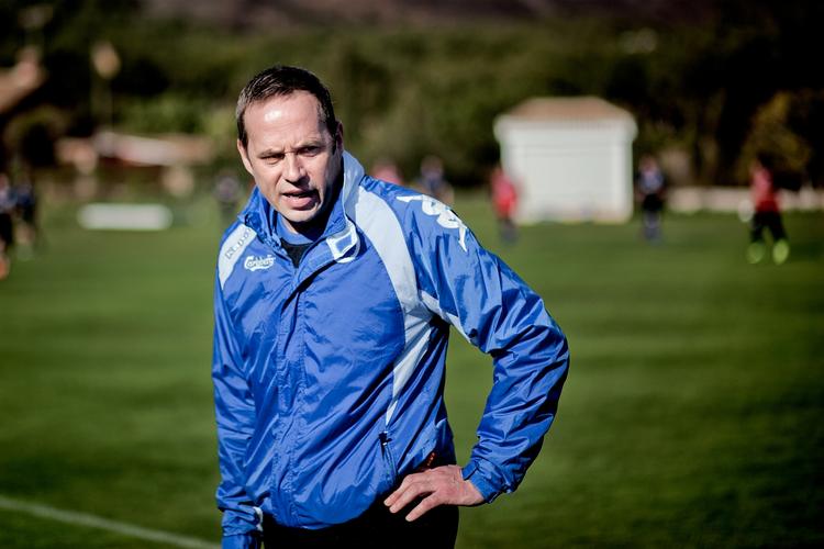bitter. Carsten V. Jensens position blev over flere omgange undermineret. Og til sidst blev sportsdirektøren fyret i FCK. 