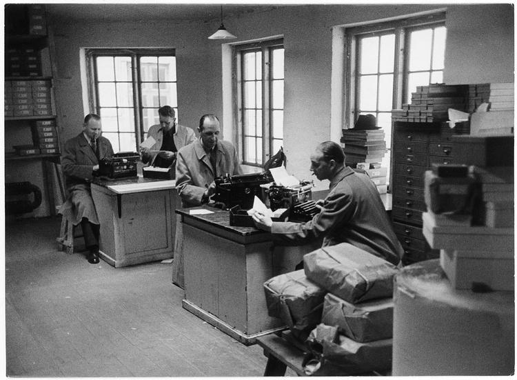 Illegalt. Efter at store dele af politet blev interneret i efteråret 1944, udførte politiet noget officielt politiarbejde for at opretholde 'lov og orden', mens andre (billedet) arbejdede illegalt til støtte for frihedskampen. 