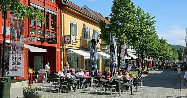 På en gade i Lillehammer nyder man en norsk sommerdag. Det er i byen her, at en eksil-gangster også huserer i tv-serien Lilyhammar. 