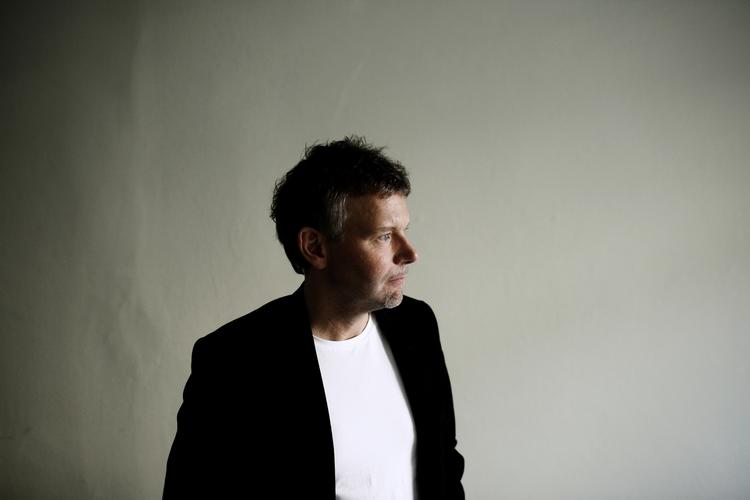 Forhåndsviden. Arne Dahls nye roman kræver forkundskaber fra de forrige kapitler i seriens bind. Han fortsætter brat og brutalt, hvor han slap sidst, i sin myldrende verden af mange mennesker og mange steder. 